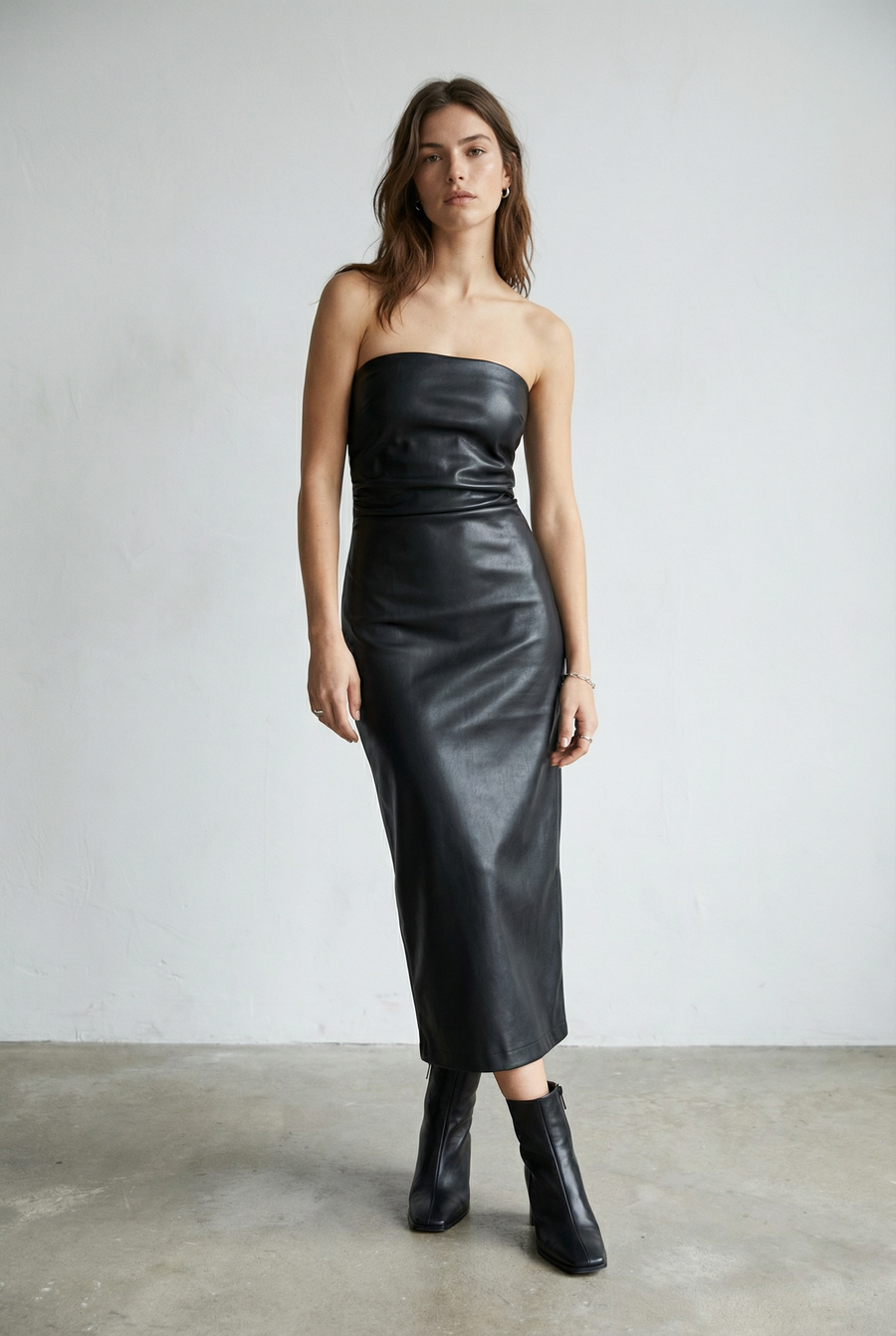 Vestido midi largo sin tirantes de piel sintética negra con abertura lateral - Elegancia audaz