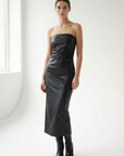 Robe longue noire en simili cuir détail du produit