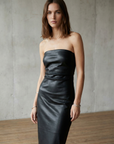 Robe longue noire en simili cuir vue de profil