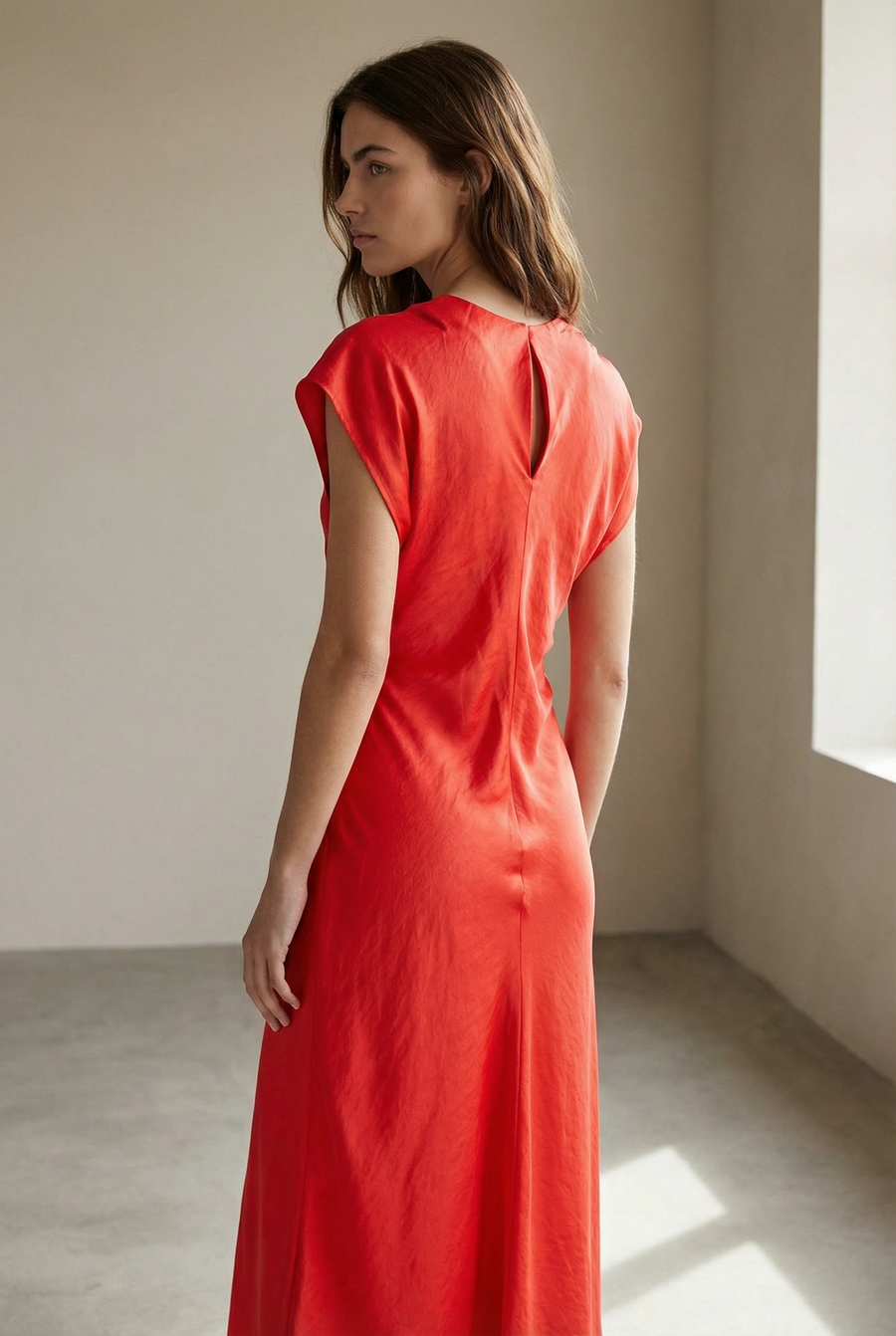 Elegante vestido largo naranja para mujer, drapeado en la cintura, ideal para ceremonia y noche.