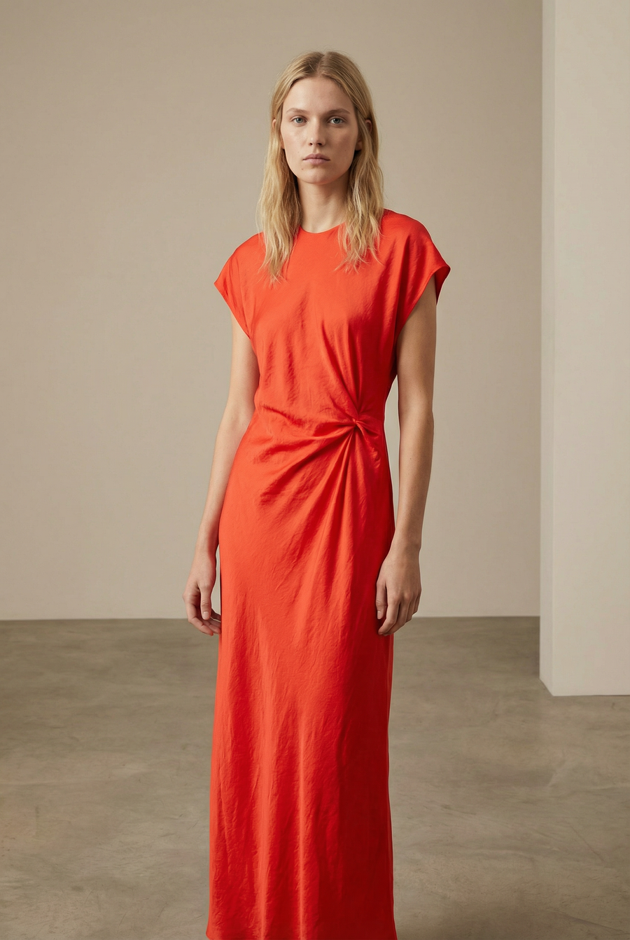 Elegante vestido largo naranja para mujer, drapeado en la cintura, ideal para ceremonia y noche.