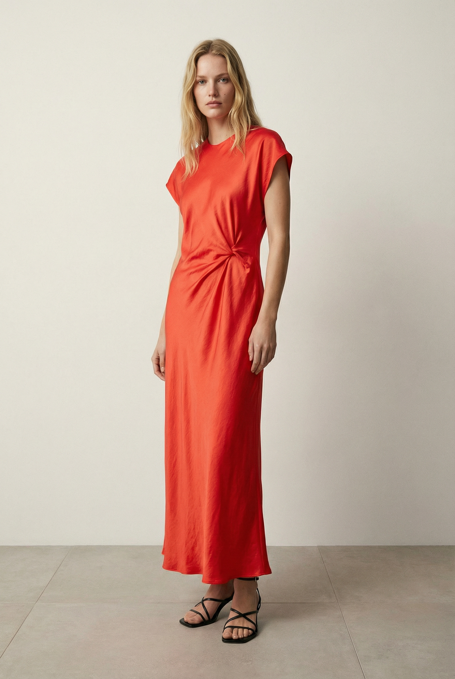 Elegante vestido largo naranja para mujer, drapeado en la cintura, ideal para ceremonia y noche.