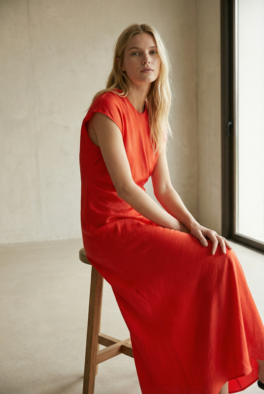 Elegante vestido largo naranja para mujer, drapeado en la cintura, ideal para ceremonia y noche.