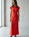 Elegante vestido largo naranja para mujer, drapeado en la cintura, ideal para ceremonia y noche.