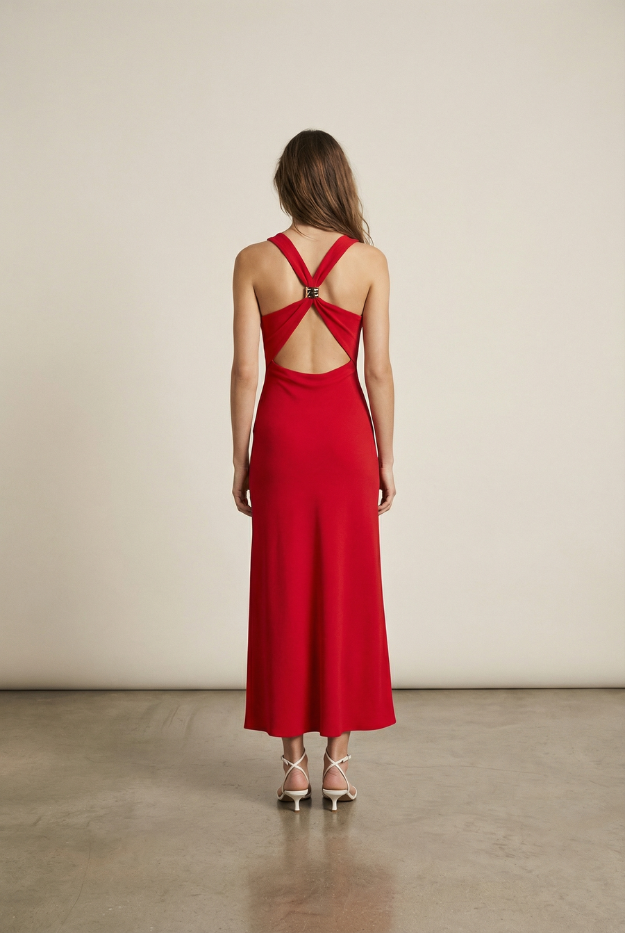 Elegante vestido de noche largo rojo con espalda cruzada y escote vuelto