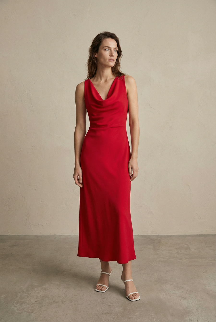 Elegante vestido de noche largo rojo con espalda cruzada y escote vuelto