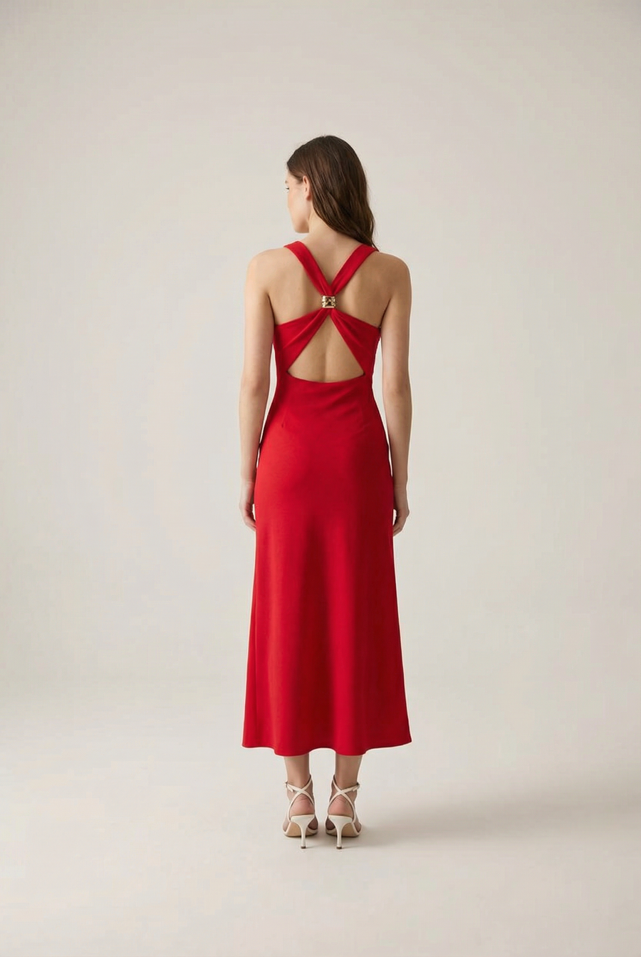 Elegante vestido de noche largo rojo con espalda cruzada y escote vuelto