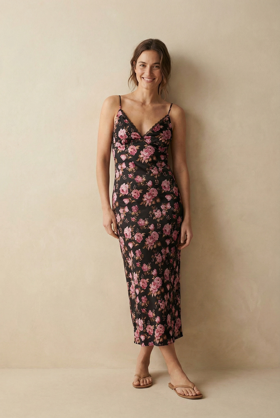 Vestido largo de satén negro con flores rosas y encaje