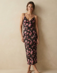 Vestido largo de satén negro con flores rosas y encaje