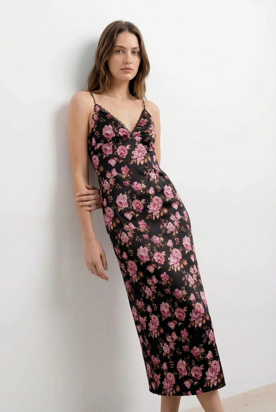 Vestido largo de satén negro con flores rosas y encaje