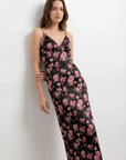 Vestido largo de satén negro con flores rosas y encaje