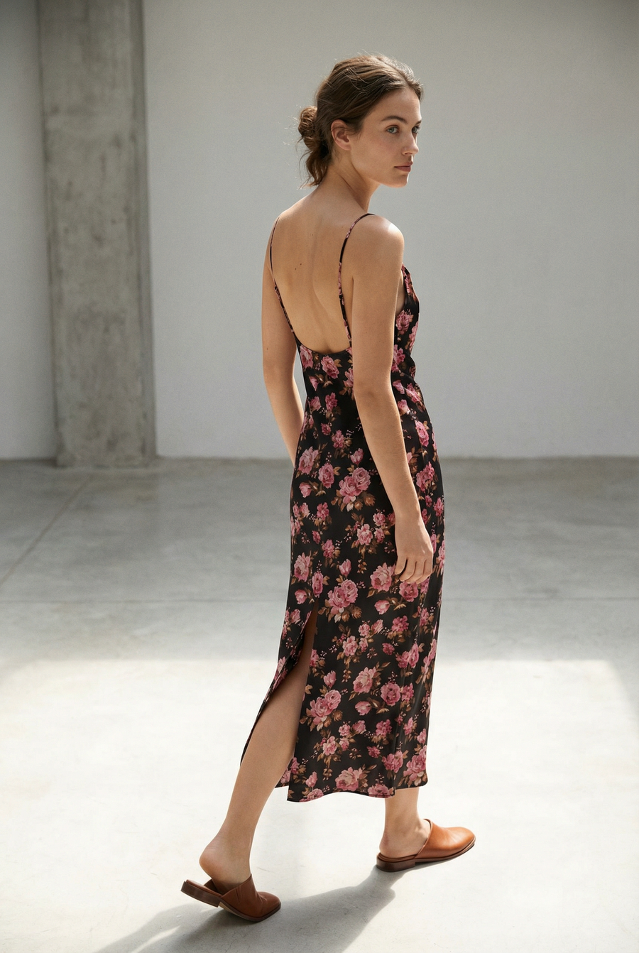 Vestido largo de satén negro con flores rosas y encaje