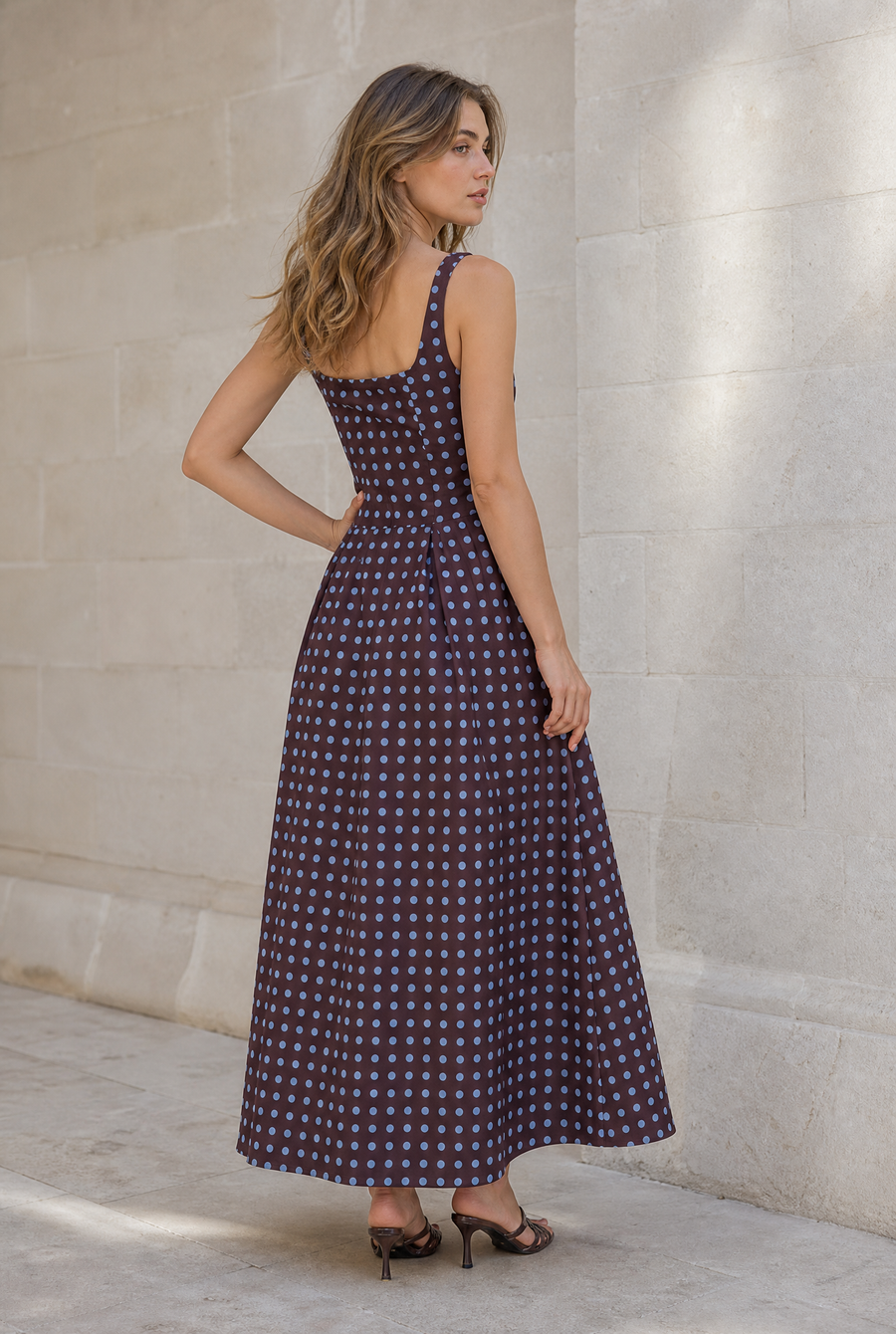Robe maxi marron à pois col carré