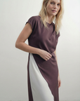 Femme portant une robe midi combinée à col rond sans manches marron plissée, mettant en avant le style chic et polyvalent de la robe midi marron élégante.