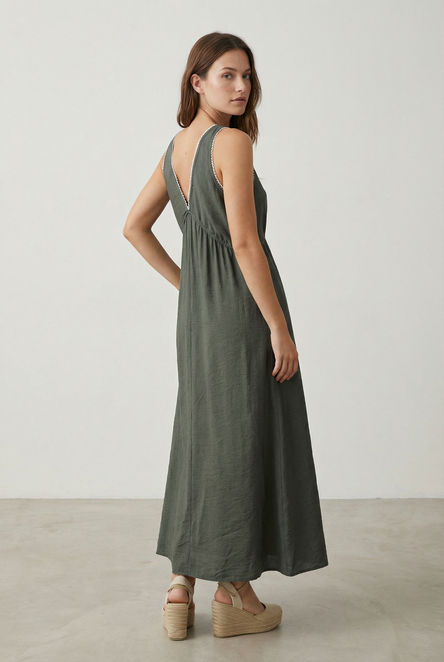 Robe midi fluide brodée – Coupe élégante – Viscose