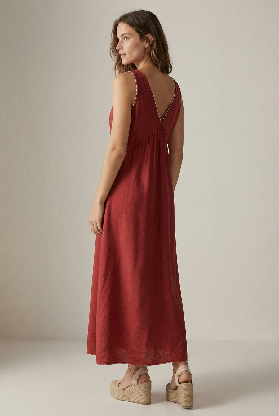 Robe midi fluide brodée – Coupe élégante – Viscose