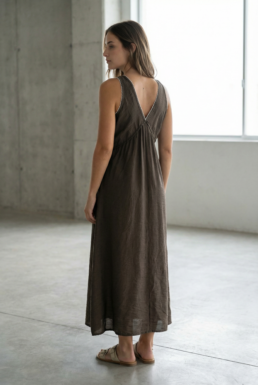 Robe midi fluide brodée – Coupe élégante – Viscose