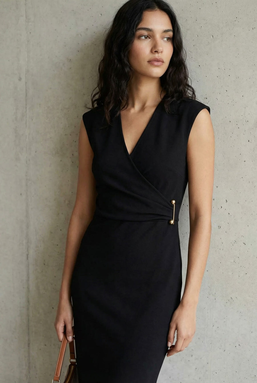 Robe midi noire chic détail doré