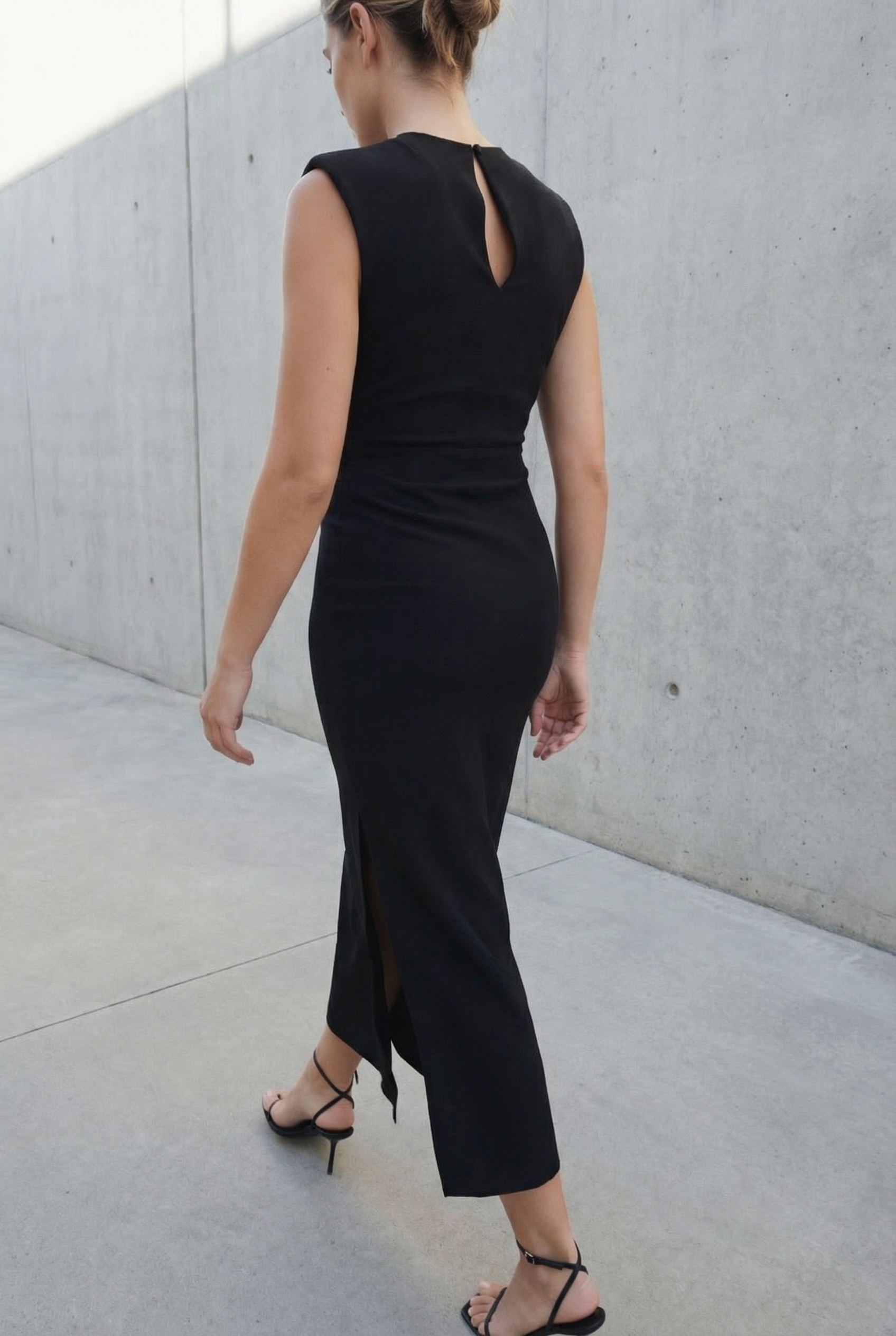 Robe midi noire élégante à applique dorée