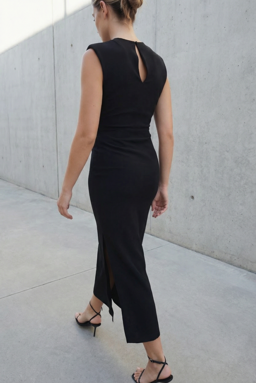 Robe midi noire élégante à applique dorée