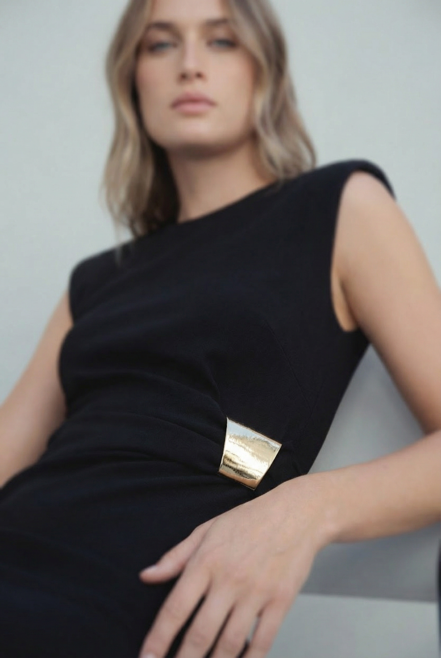Robe midi noire élégante à applique dorée