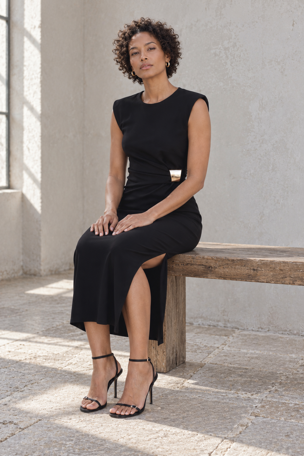 Robe midi noire élégante à applique dorée