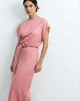 Modèle portant une robe midi satinée avec ceinture fine couleur rose, parfaite pour un style chic et décontracté.