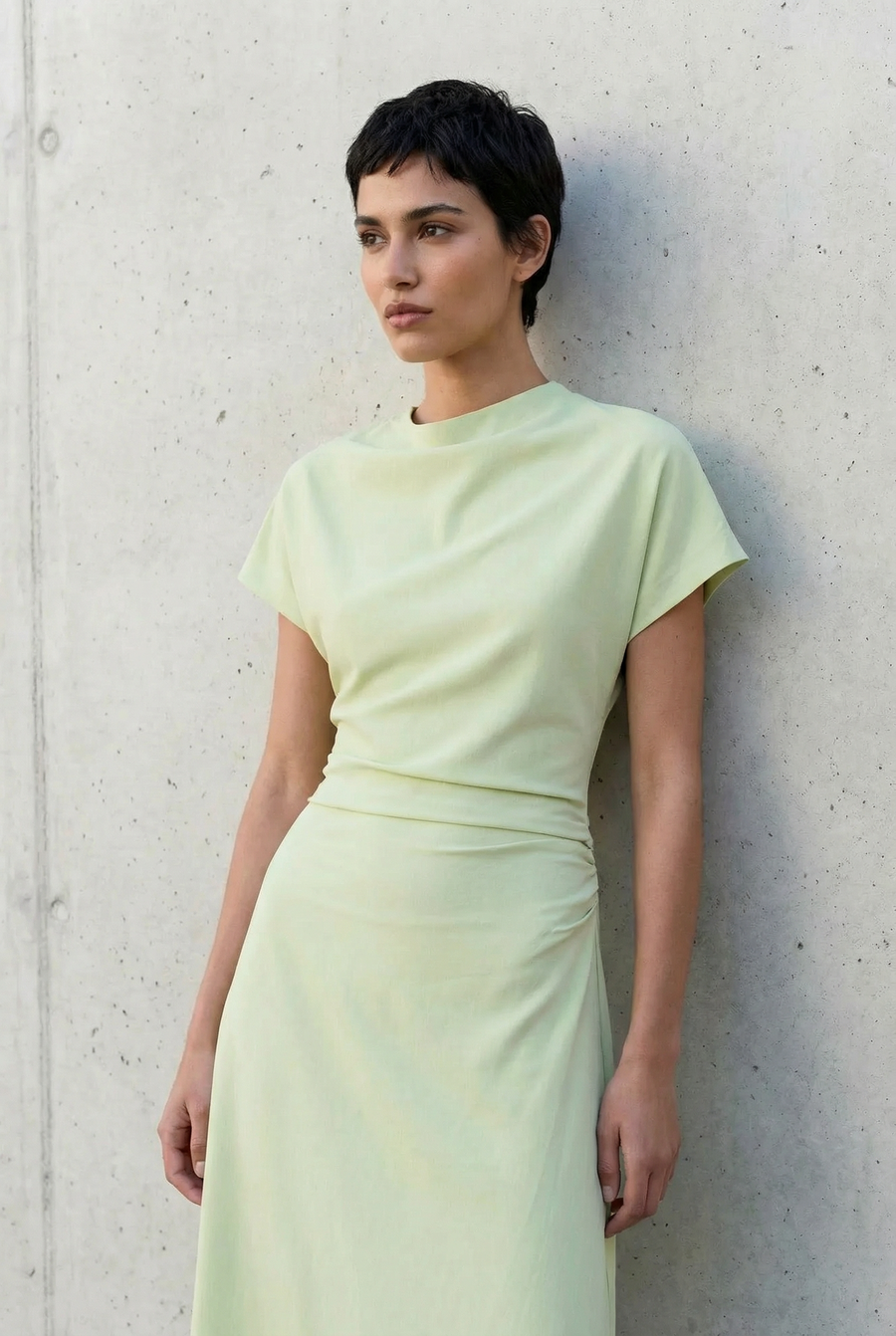 Vestido midi plisado verde pastel con abertura: elegancia y comodidad para cualquier ocasión.