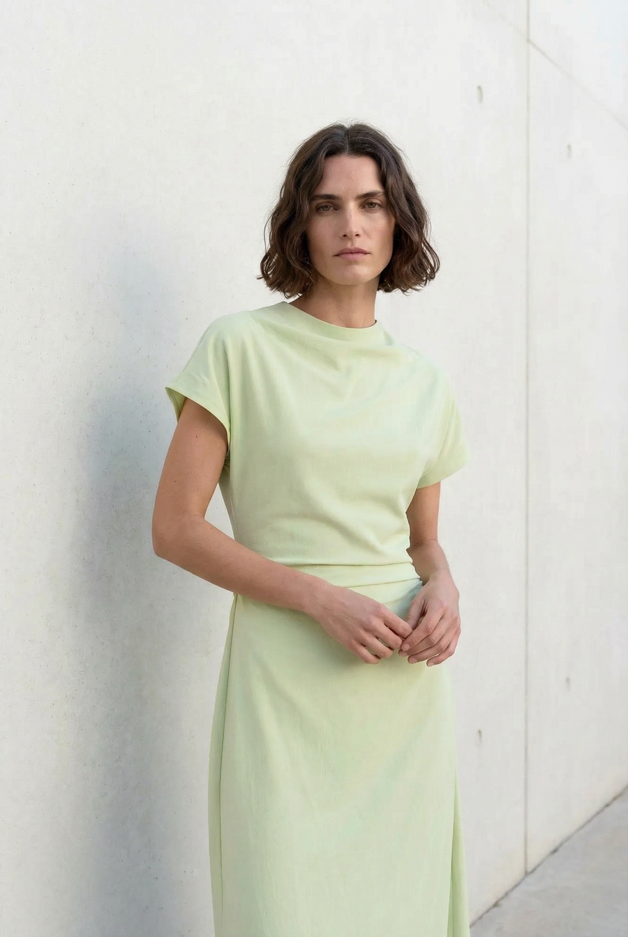Vestido midi plisado verde pastel con abertura: elegancia y comodidad para cualquier ocasión.