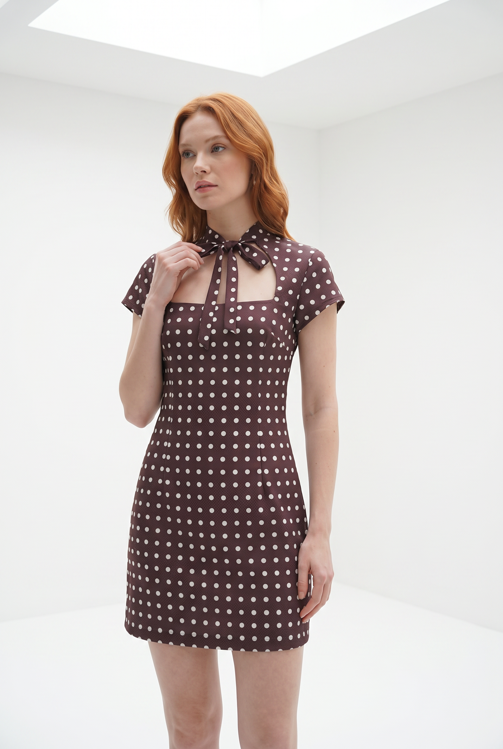 Robe mini à pois marron col noué