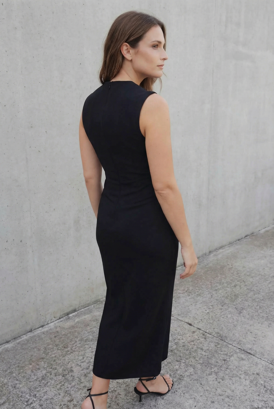 Robe noire ceinturée à boutons dorés