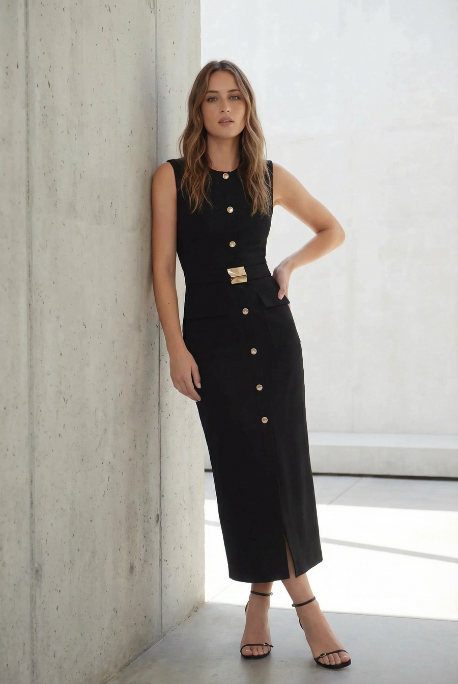 Robe noire ceinturée à boutons dorés