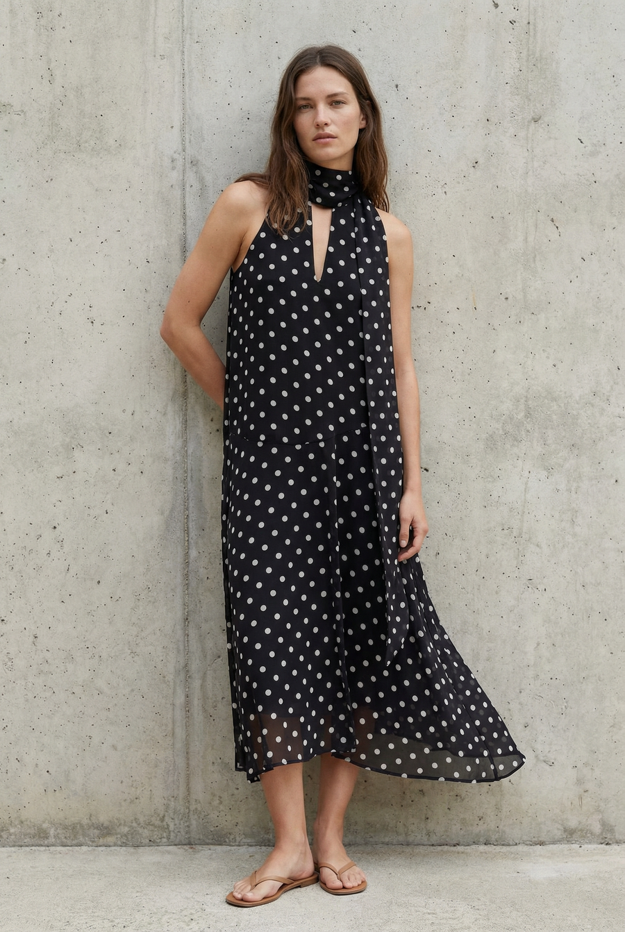 Robe noire fluide à pois blancs détail du produit