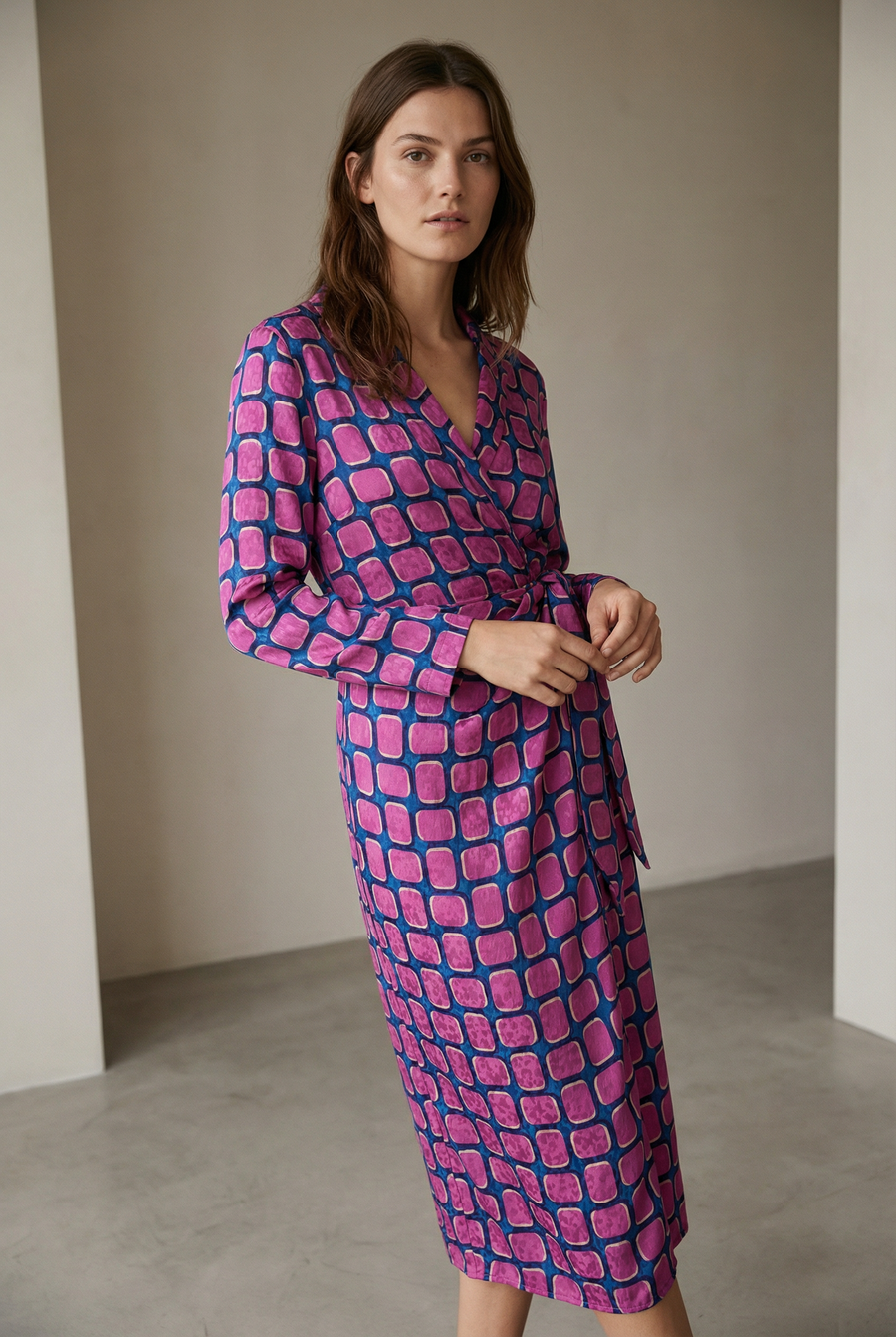 Robe portefeuille évasée rose imprimée vue de profil