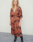 Robe portefeuille imprimé géométrique noir marron