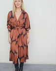 Robe portefeuille imprimé géométrique noir marron