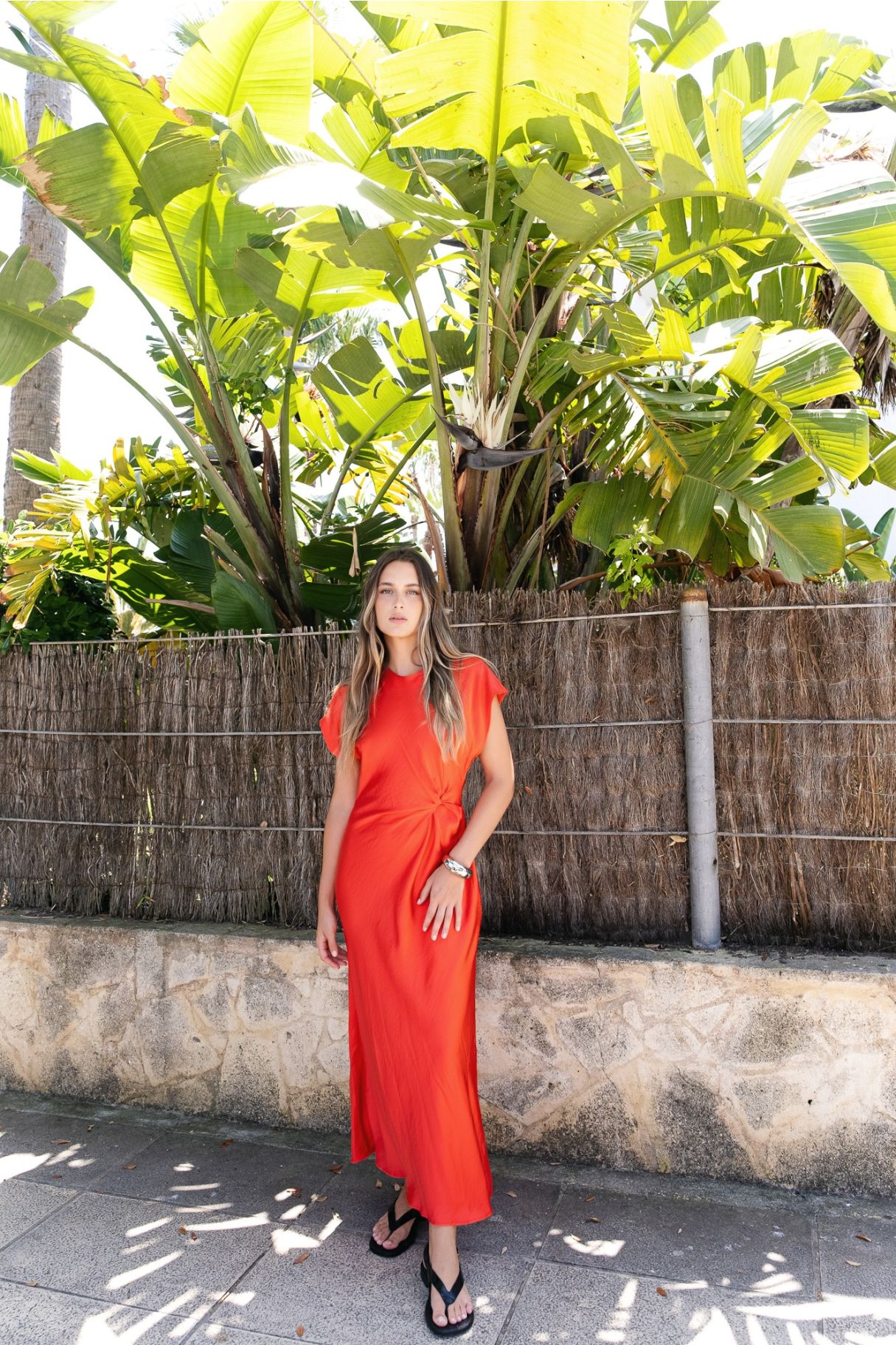Robe rouge longue drapée à la taille – Élégante et minimaliste Sapiato