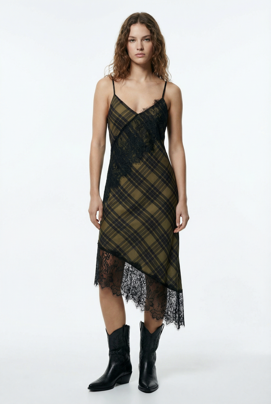 Robe satin asymétrique – Décolleté V – Dentelle raffinée