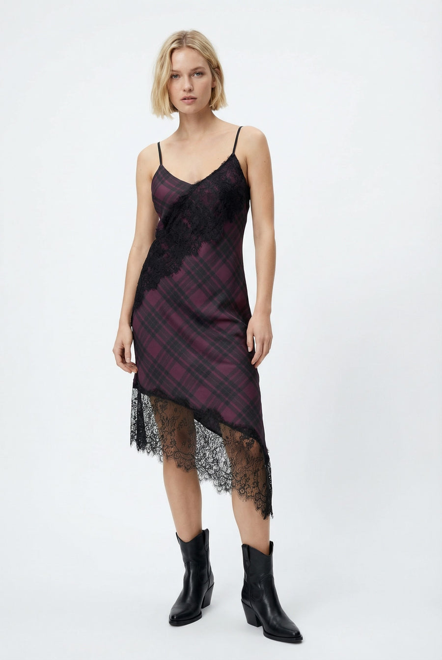 Robe satin asymétrique – Décolleté V – Dentelle raffinée