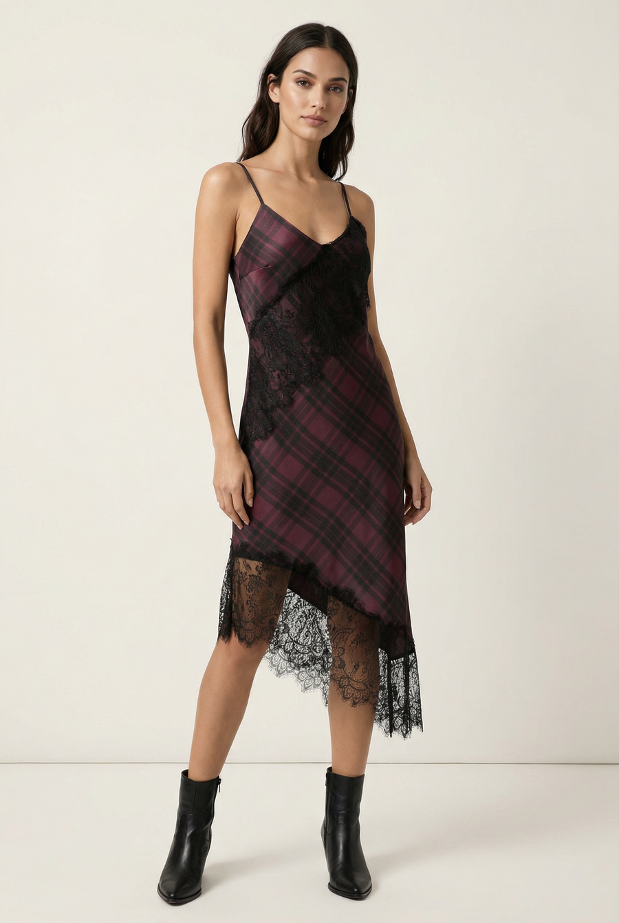 Robe satin asymétrique – Décolleté V – Dentelle raffinée