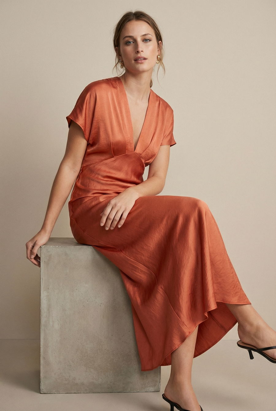 Vestido de satén naranja cobre para mujer: elegante y chic vestido midi con escote cruzado.