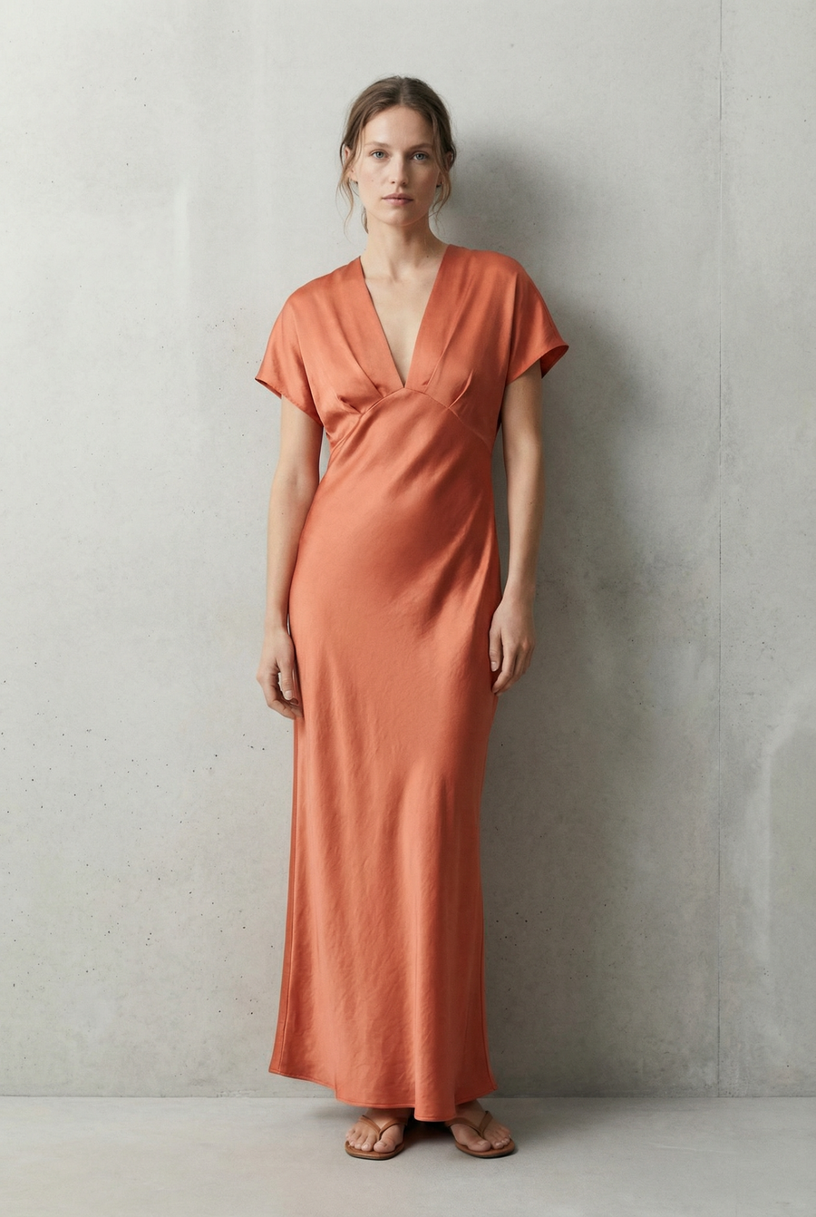 Vestido de satén naranja cobre para mujer: elegante y chic vestido midi con escote cruzado.