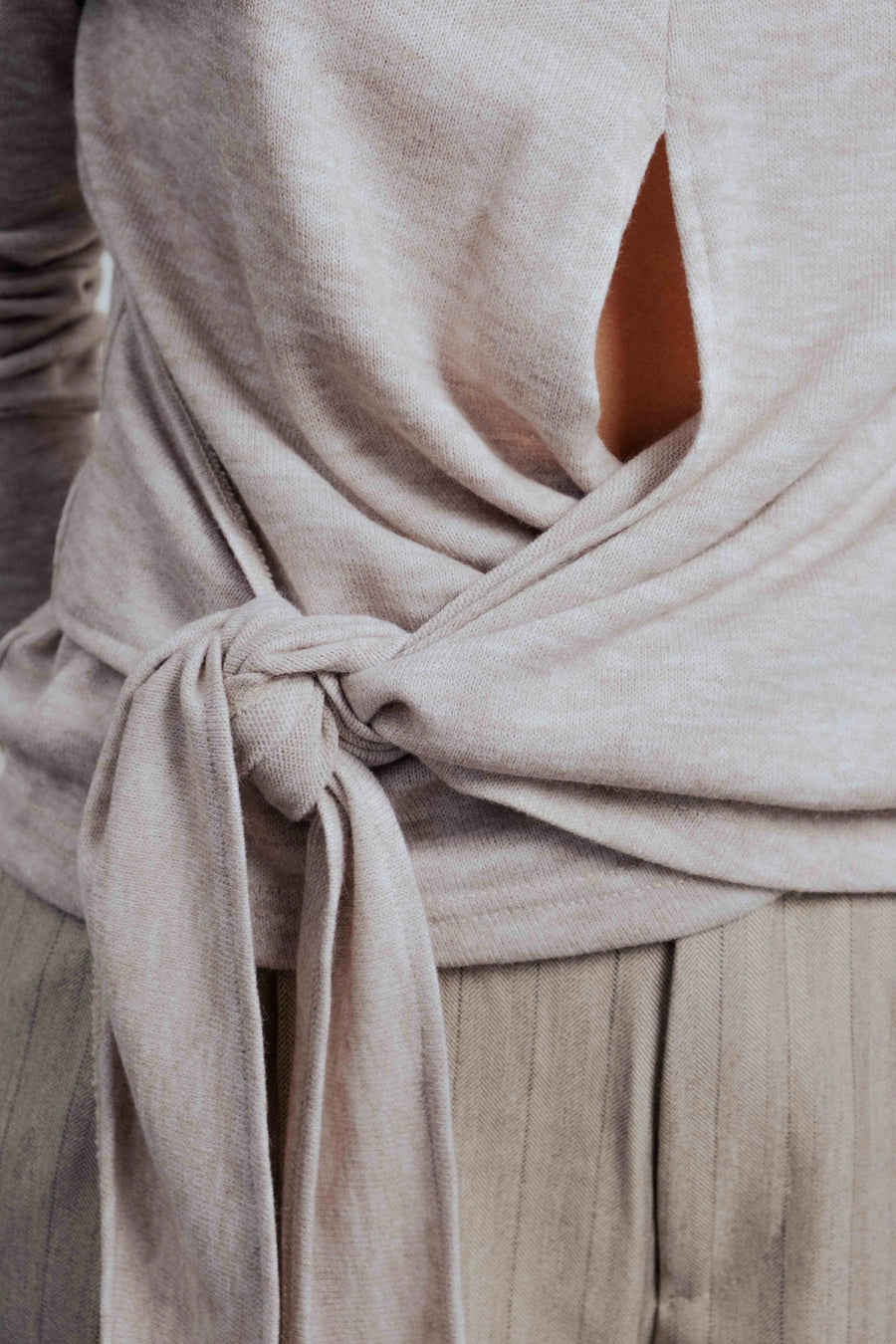 T-shirt beige à nœud latéral vue 8