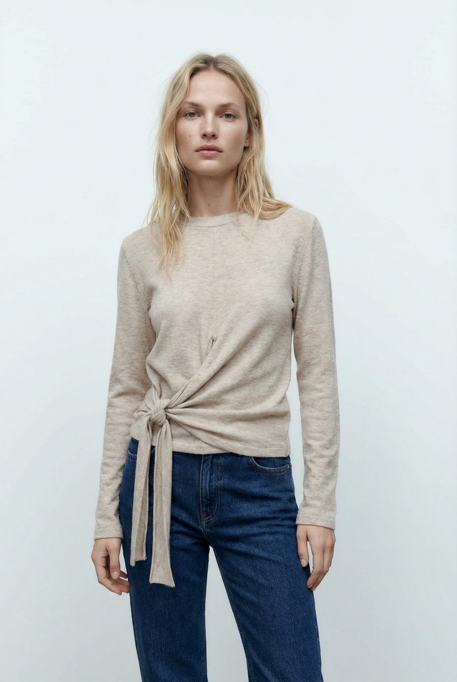 T-shirt beige à nœud latéral look complet