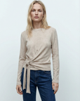 T-shirt beige à nœud latéral look complet