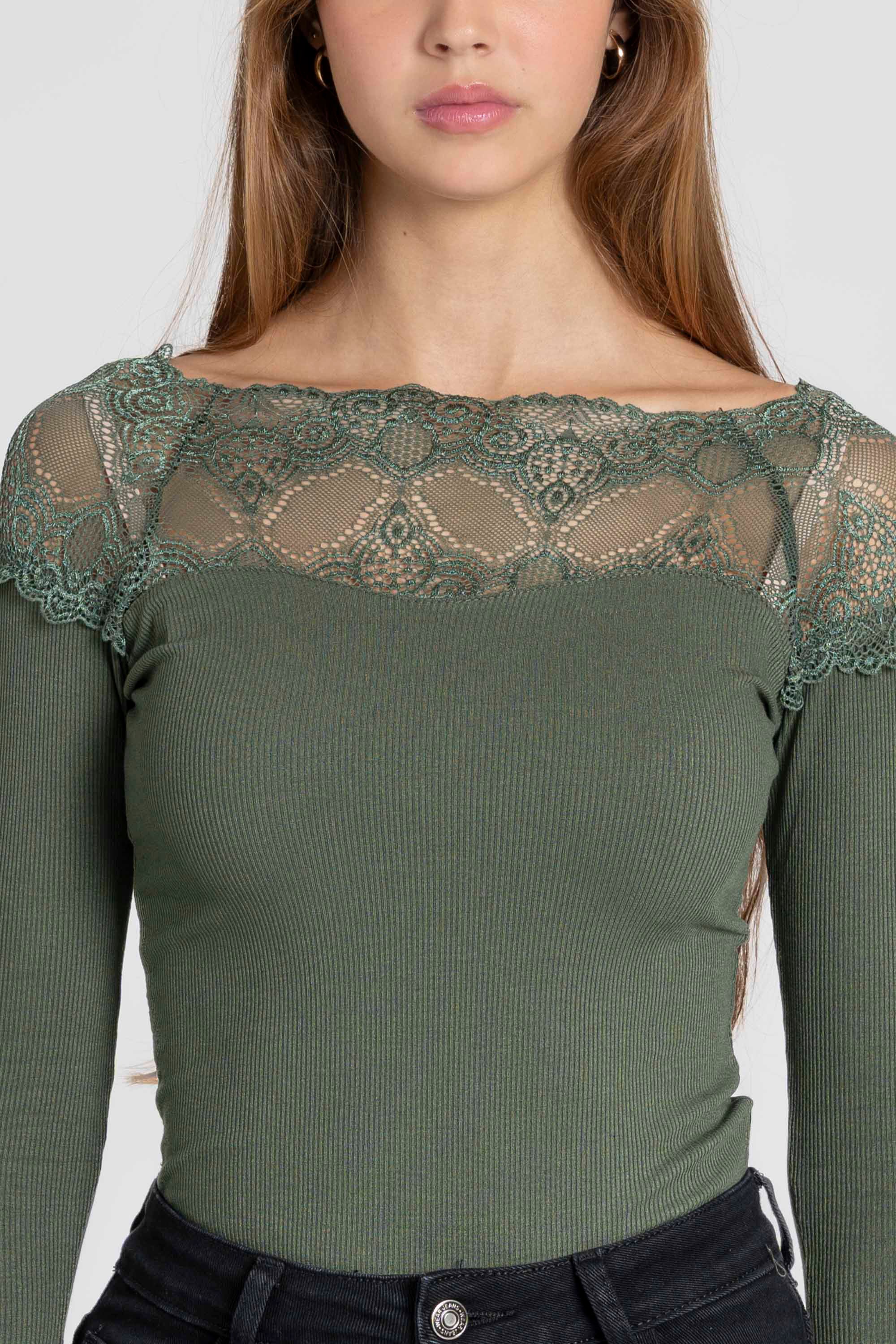 Gros plan sur un T-shirt dentelle Manches longues vert, mettant en avant les détails de la dentelle.