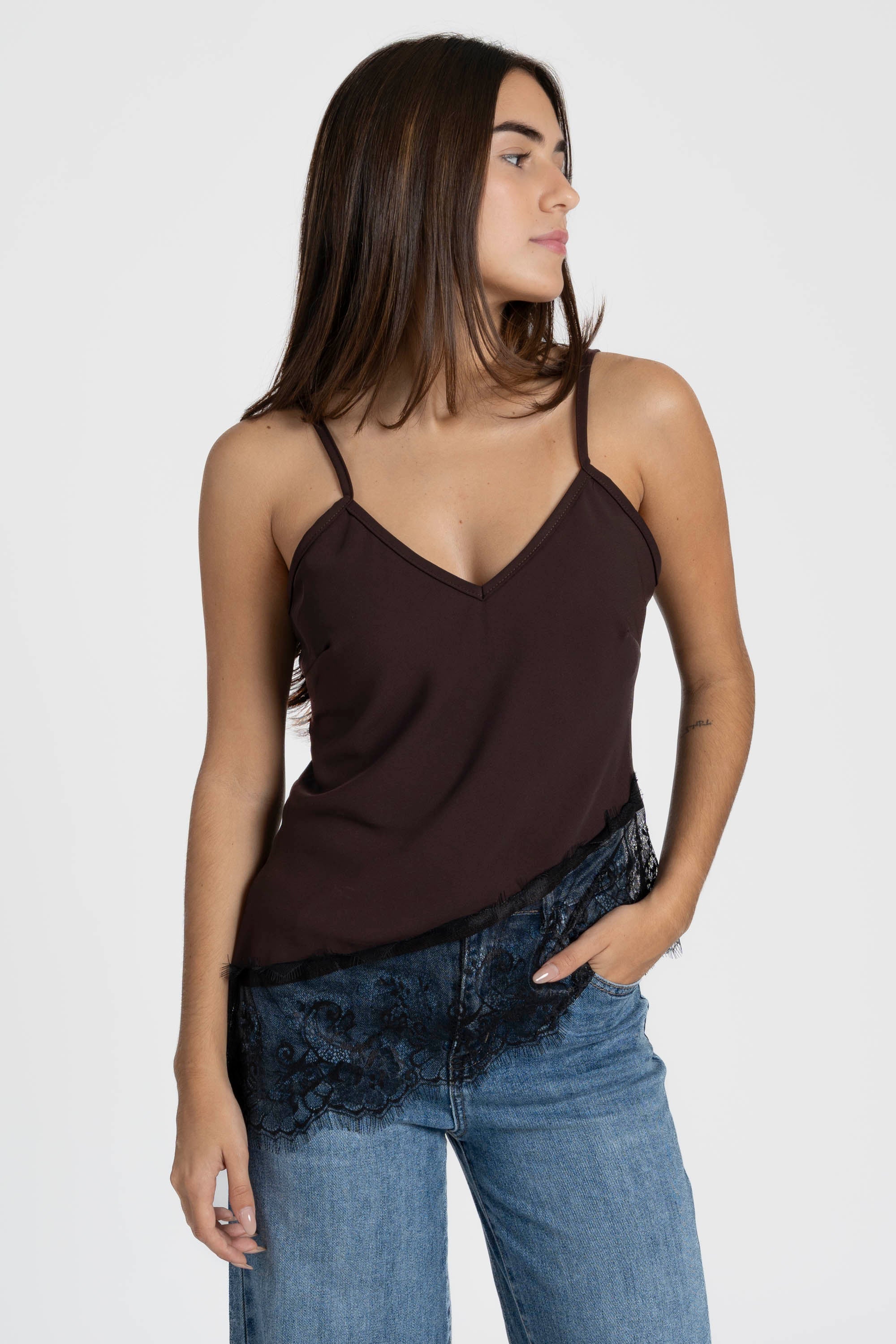 Top dentelle bordeaux, conçu avec décolleté en V, associé à des bottes.