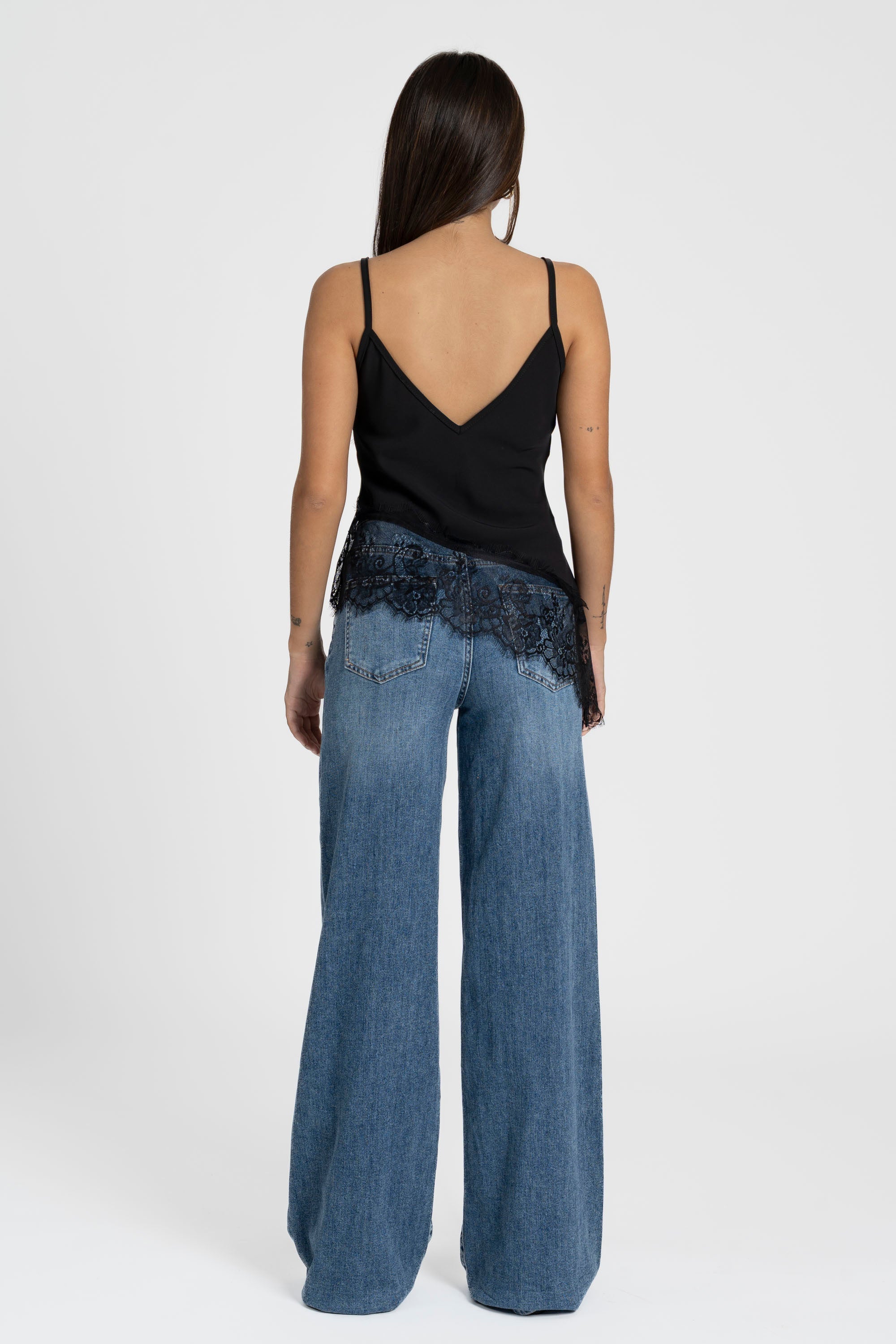 Vue arrière du top dentelle noir avec bretelles fines, showcasing le design élégant.