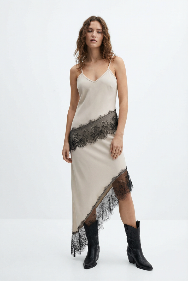 Top beige à col V et dentelle noire au bas, porté avec une jupe assortie, silhouette de face