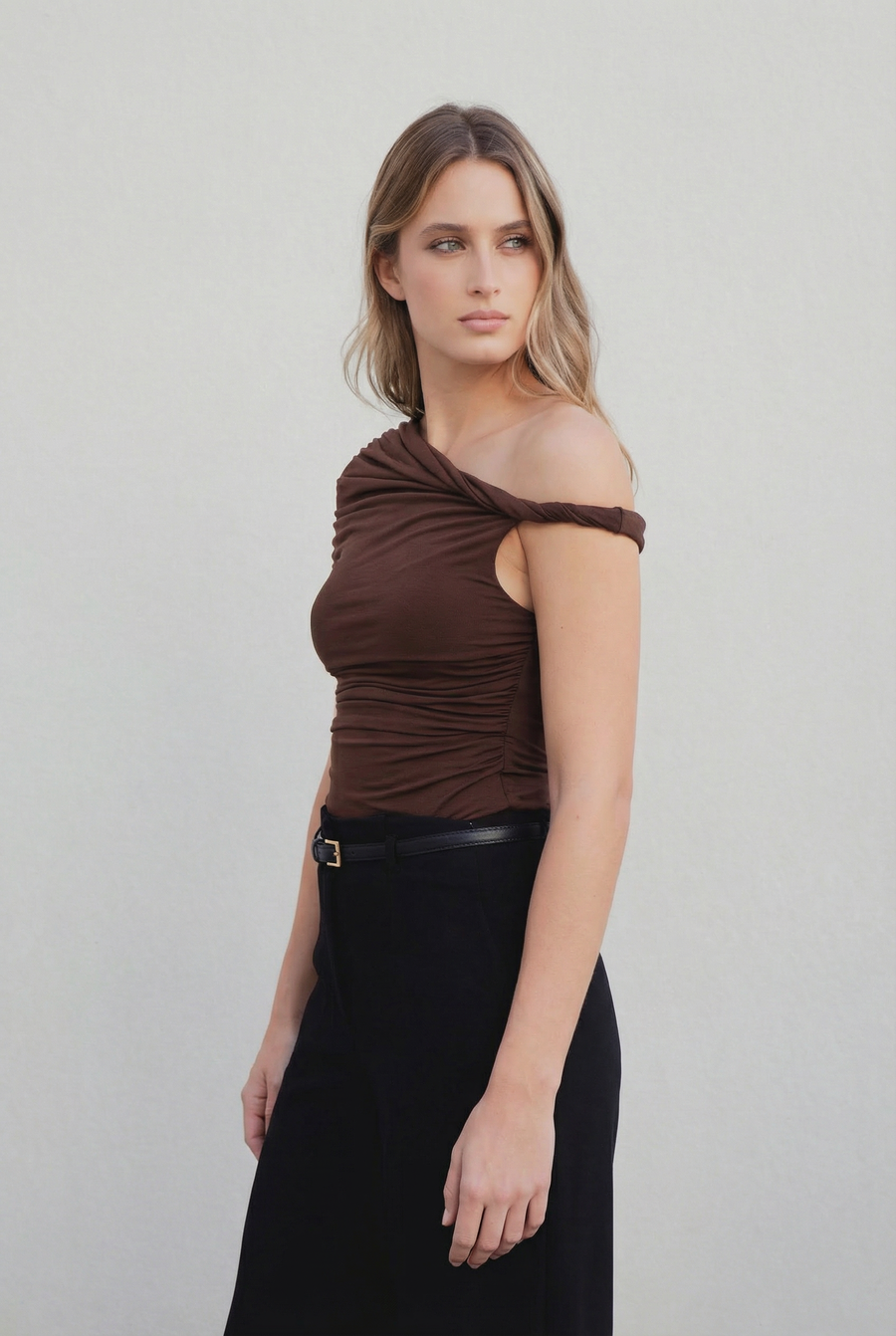 Top asymétrique marron design unique vue de profil